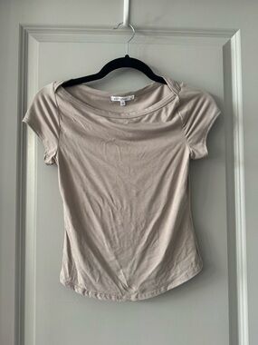 Short Sleeve Scoop Neck Top in Light Taupe